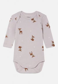 Μακρυμάνικο βρεφικό φορμάκι σε ανοιχτό λεβαντί χρώμα, διακοσμημένο με σχέδιο ελαφιού και μικρές ανθισμένες λεπτομέρειες. Κουμπώματα με τρουκ στο κάτω μέρος για εύκολη ένδυση.