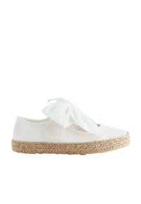 Espadrille en toile blanche avec semelle en jute tressé et nœud en tissu noué sur le dessus, vue de côté sur un fond blanc.