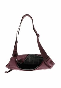 Sac bandoulière bordeaux avec une sangle ajustable et un compartiment principal zippé ouvert montrant une doublure intérieure noire avec le texte de la marque.