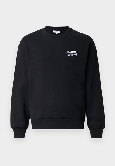 Čierna mikina so širším výstrihom, rebrovanými manžetami a lemom. Má biele vyšívané písmeno na ľavej hrudi. Hladká textúra.