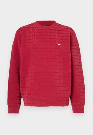 Sweatshirt vermelha com padrão triangular texturizado, decote redondo, mangas compridas e um pequeno logótipo dourado no peito.