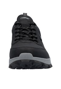 Schwarze Sneaker mit strukturiertem Synthetik-Obermaterial, kontrastierender grauer Sohle, runder Zehenpartie und schwarzen Schnürsenkeln. Mit Logo auf der Zunge und strapazierfähigem Profil.