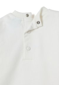 Witte katoenen shirt met een drukknoopsluiting bij de kraag, ribbelstructuur en een gladde afwerking. Schoon ontwerp en minimale details.