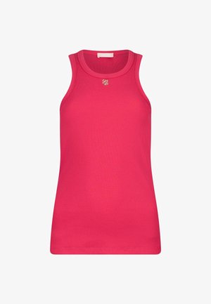 Ärmelloses, geripptes Tanktop in leuchtendem Pink mit rundem Ausschnitt und kleinem dekorativem Metalllogo in der Mitte vorne.