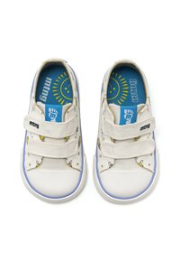 Scarpe da ginnastica bianche in tela con cinturini in velcro, dotate di una soletta blu con un design a forma di sole e motivi di animali giocosi sulla parte superiore.