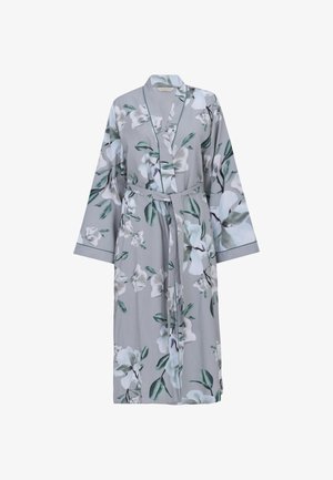 Lichtgrijze bloemenjas met grote witte en groene bloemen, lange mouwen, sjaalkraag en ceintuur met strik in de taille.