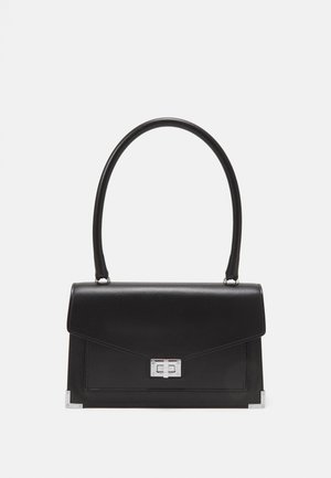 Borsa a tracolla in pelle nera con un design strutturato, manico superiore e chiusura in argento. Presenta accenti agli angoli e una texture liscia.