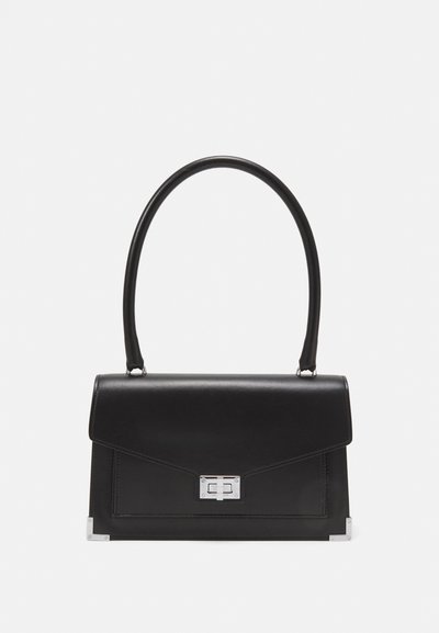 Schwarze Lederhandtasche mit strukturiertem Design, einem oberen Griff und einem silbernen Verschluss. Verfügt über Eckenakzente und eine glatte Textur.
