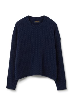 Jersey de punto trenzado en color marino con cuello redondo, hombros caídos y puños y dobladillo acanalados. Un patrón texturizado cubre toda la prenda.