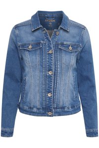 Veste en denim bleu clair avec col classique, fermeture à boutons à l'avant, deux poches poitrine et dégradé subtil. Caractéristiques : manches longues et détails de couture.