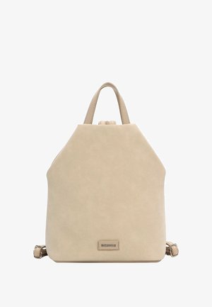 Beige-nahkainen reppu, jossa on yläkahva, säädettävät olkahihnat ja pieni suorakaiteen muotoinen merkkilaatta etuosan alaosassa keskellä.