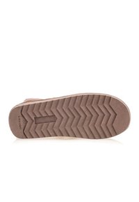 Suela de zapato de goma marrón con un patrón de banda de rodadura en zigzag. Presenta una superficie lisa y un logotipo grabado en el costado. Material ligero.