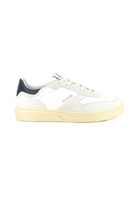 Sneakers in suede bianco con un accento blu navy sul tallone, punta tonda e suola gialla chiara. Presentano perforazioni sulla punta e un marchio sul lato.
