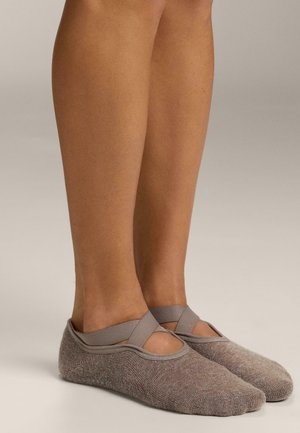 Šedá látková obuv v baletnom štýle s krížovými remienkami, ktorá má jemnú textúru a priliehavý strih, navrhnutá pre pohodlie a flexibilitu.