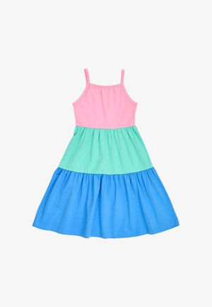 Ärmelloses Kleid mit rosa eng anliegendem Oberteil, gerafftem mintgrünem Mittelteil und weitem blau gerafftem Rock, flach auf weißem Hintergrund dargestellt.