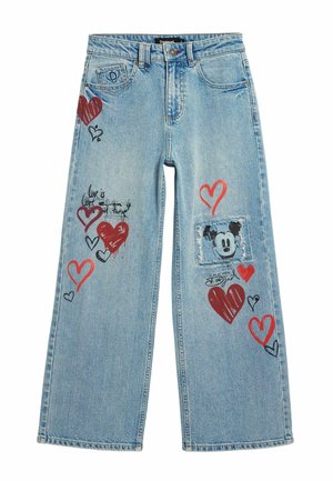 Šviesiai mėlynos spalvos džinsai su raudonais ir juodais širdžių raštais, nudrengta Mikio Pelytės aplikacija dešinėje kojoje ir ranka rašytas tekstas kairėje kojoje.