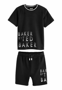 Schwarzes Baumwoll-T-Shirt mit kurzen Ärmeln und kurzer Hose, versehen mit dem weißen grafischen Text "BAKER by TED BAKER" und einem Kordelzugbund.