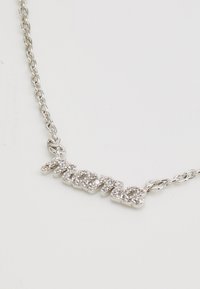 Ασημένια αλυσίδα κολιέ με τη λέξη "μαμά", διακοσμημένη με διαυγείς ρουμπίνες, που αναδεικνύει μια λαμπερή, υφή φινιρίσματος.