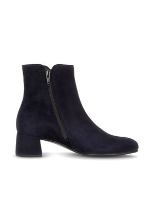 Schwarze Wildleder-Stiefelette mit seitlichem Reißverschluss und niedrigem Blockabsatz auf schlichtem weißem Hintergrund.