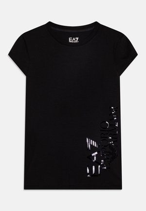 T-shirt noir à manches courtes avec col rond et logo "EA7 Emporio Armani" argenté brillant imprimé verticalement sur le bas droit.
