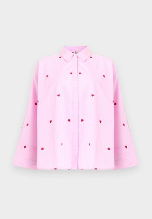 Hele roosa nööpidega särk valgete vertikaalsete triipudega ja hajutatud väikeste punaste südameprindiga, klassikalise krae ja laiade varrukatega.