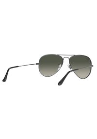 Occhiali da sole aviator con lenti grigie a gradiente e una sottile montatura in metallo nero lucido. Presentano punte auricolari nere curve e naselli regolabili.