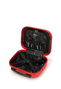 Rode harde reisset met een zwart gestreepte binnenkant, uitgerust met elastische banden en ritscompartimenten voor organisatie.