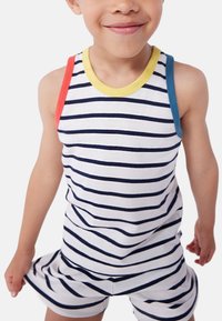 Canotta a righe con accenti rossi, gialli e blu, realizzata in tessuto morbido. Presenta strisce orizzontali blu navy su uno sfondo bianco.