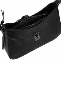 Borsa in pelle nera con motivo testurizzato, chiusura a zip e un accento in metallo argentato. L'interno presenta una fodera con motivo a contrasto.
