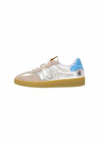 Zilverkleurige metallic en beige suède sneaker met blauwe accenten, witte veters en een gumrubberen zool. Heeft een gladde textuur en een gebogen logoontwerp.
