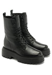 Czarne skórzane botki za kostkę o teksturowanym wykończeniu, okrągłym nosku, grubej gumowej podeszwie i sznurowanym designie. Posiadają pętle do zakupu przy kołnierzu.