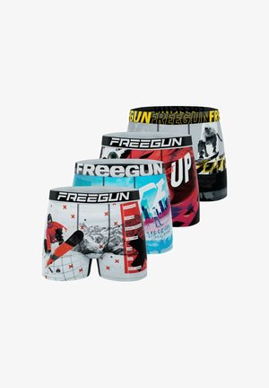 Quatre paires de boxers Freegun : différents motifs, couleurs incluant le bleu, le rouge et le noir, avec des designs graphiques et un branding audacieux.