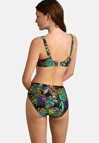 Bikini set met een zwarte basis en vrolijke tropische bladeren in groen, blauw en oranje. Verstelbare bandjes met hardware accenten.