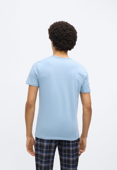 Tricou cu mâneci scurte de culoare albastru cer, cu gât rotund, textură netedă, design mulat, asortat cu pantaloni de pijama în carouri bleumarin și verde.