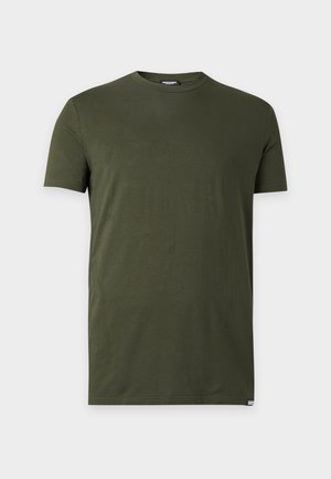 T-shirt uni vert foncé à manches courtes et col rond avec une petite étiquette sur le col et l'ourlet, présenté sur fond blanc.