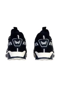 Baskets noires avec des accents blancs, dotées d'une tige texturée, d'un talon réconfortant et d'un détail de logo à l'arrière.