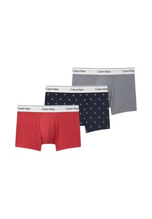 Tres pares de calzoncillos bóxer para hombre en rojo, azul marino con patrón de logotipo blanco y gris, todos con cintura blanca con la marca Calvin Klein.