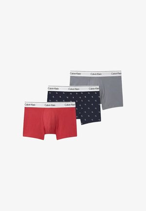 Tres pares de calzoncillos bóxer para hombre en rojo, azul marino con patrón de logotipo blanco y gris, todos con cintura blanca con la marca Calvin Klein.