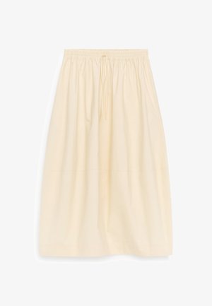 Falda midi color crema con cintura elástica y cordón, que presenta una ligera textura fruncida y un detalle de costura horizontal.