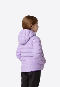 Φουσκωτό μωβ μπουφάν με κουκούλα, με οριζόντιες ραφές και ελαστικές μανσέτες, φορεμένο πάνω από σκούρο παντελόνι, εμφανίζεται από πίσω.