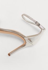 Madden Girl BRAZEN - Sandali z visoko peto - silver coloured