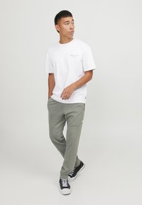 Jack & Jones JPSTWILL AIR PANTS - Pantalones deportivos - desert sage
