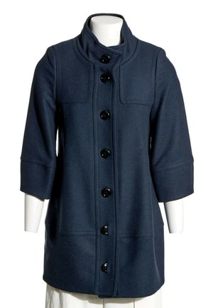 Manteau bleu marine mi-long avec manches trois quarts, col montant et six gros boutons noirs sur le devant, présenté sur un mannequin blanc.