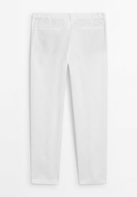Weiße Leinenhose mit geradem Bein, ausgestattet mit einem elastischen Bund und zwei Gesäßtaschen. Glatte Textur und minimale Details.