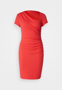 Červené bodycon šaty vyrobené z hladkého materiálu, s krátkými rukávy, drapovaným překříženým výstřihem a bočním řasením.