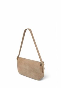 Bolso de hombro de ante beige con un diseño plano, correa ajustable y herrajes en tono dorado. Textura suave y silueta minimalista.