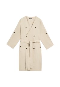 Beige Baumwollrobe mit Wickeldesign, langen Ärmeln, schwarzen Knöpfen und einem passenden Gürtel. Verfügt über seitliche Taschen und eine glatte Textur.