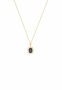 Collar de cadena de oro con una gema negra ovalada rodeada por un estallido de gemas claras, engastada en un colgante de oro texturizado.