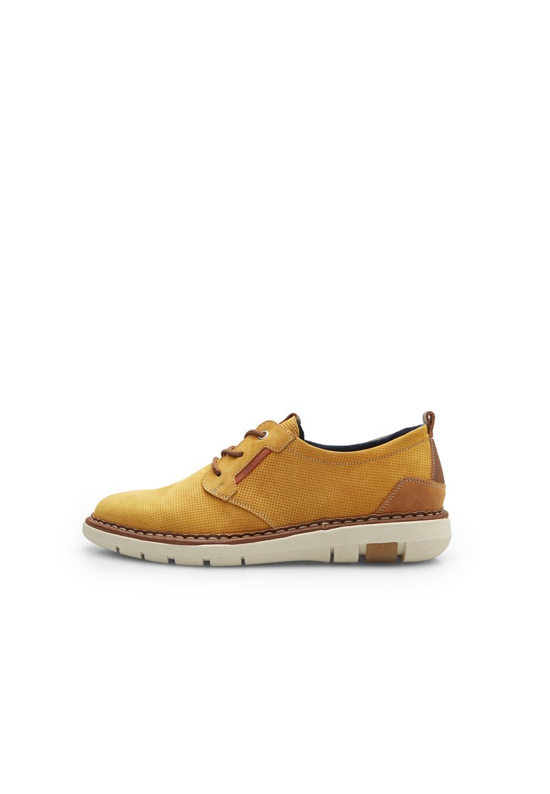 Scarpe gialle perforate con accenti in pelle marrone, punta rotonda, design con lacci e suola testurizzata con una intersuola bianca a contrasto.