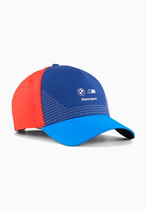 Cappellino BMW Motorsport rosso e blu con visiera curva blu e logo bianco con testo sul pannello frontale su sfondo bianco.